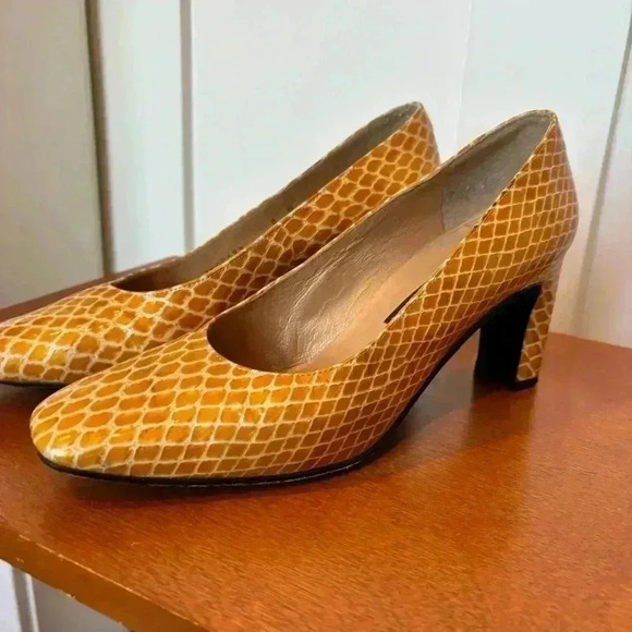 Stuart Weitzman Vintage Yellow Faux Snake Skin Heels- Size 8 - Picture 11 of 13
